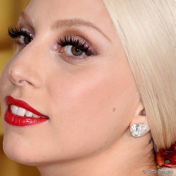 Lady Gaga criou esfumado de sombras rosa e marrom e ainda destacou os lábios com batom vermelho